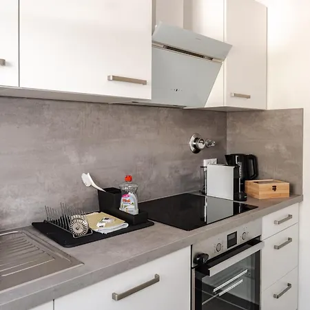 Mit Terrasse & Parkplatz In - Skyrise Apartment *